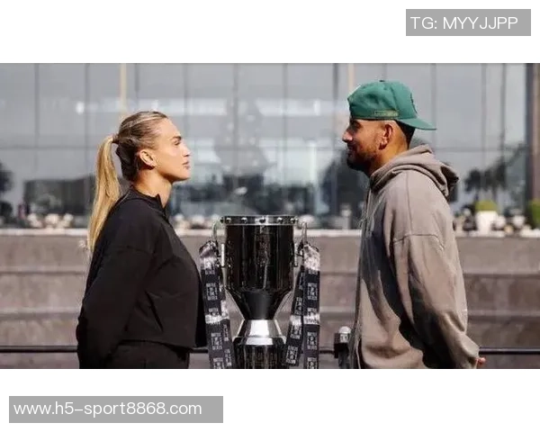 大罗携妻子现场观战网球性别大战与萨巴伦卡克耶高斯亲密合影留念 大罗携妻子现场观战网球性别大战与萨巴伦卡克耶高斯亲密合影留念