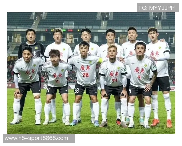 姜至鹏强行阻止主裁判出牌引发争议广东省港杯点球判罚引发热议 姜至鹏强行阻止主裁判出牌引发争议广东省港杯点球判罚引发热议